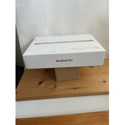 MacBook Pro (Retina, 13-inch) Late 2013 in Excellent Condition with Box + FREE S
